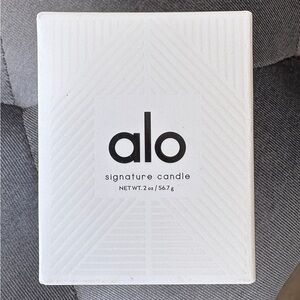 Alo Yoga Signature Candle – Sandalwood, Amber & Violet – New in Box